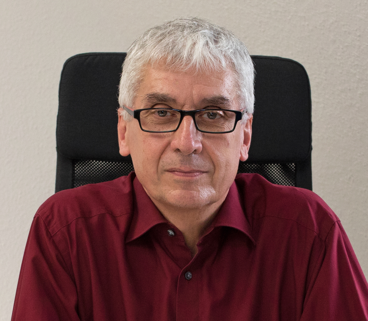 Peter mit Brille Web 1200