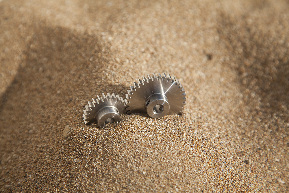 Zahnraeder_im_Sand_202329